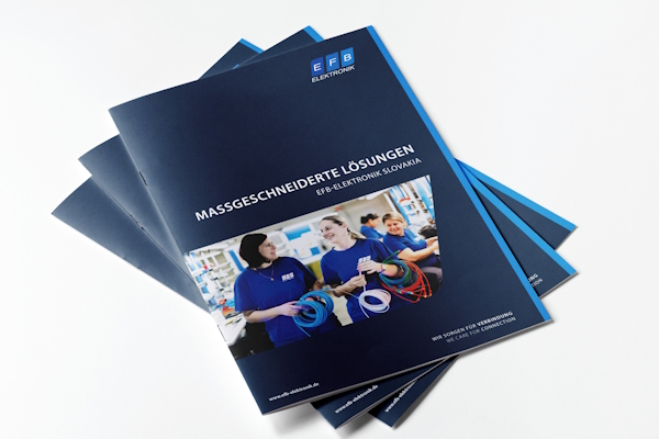 Ein Stapel Broschüren zu unserem Standort EFB-Slovakia